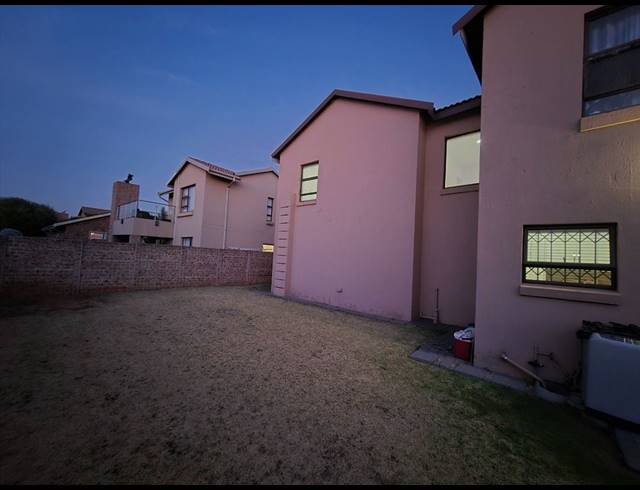 4 BEDROOM CLUSTER FOR SALE IN POMONA